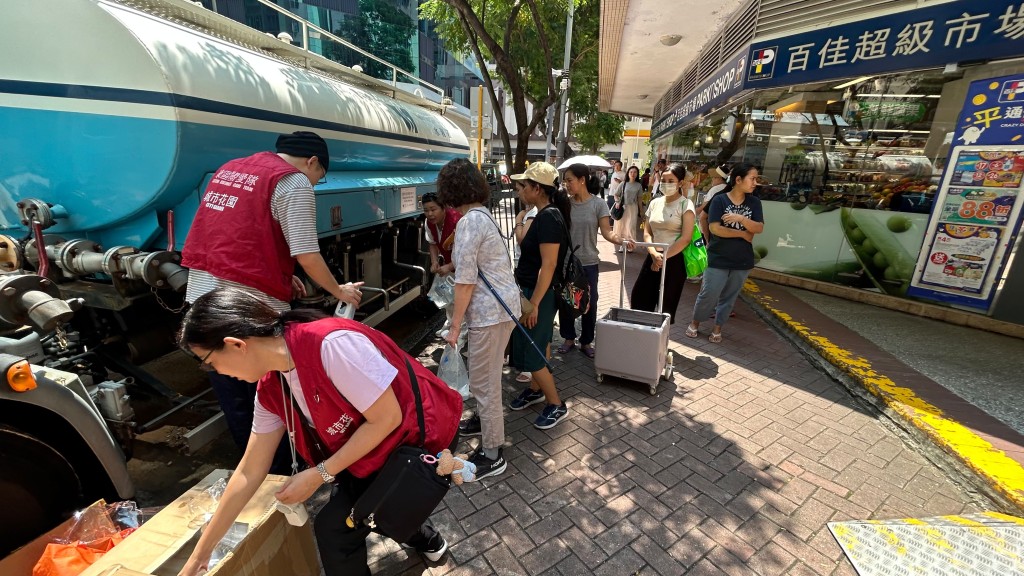受影響居民到附近水車取水。蔡楚輝攝 受影響居民到附近水車取水。蔡楚輝攝