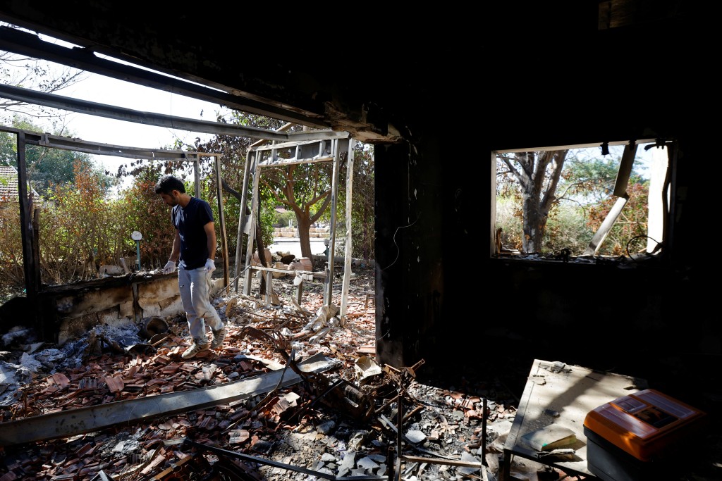 上月初哈馬斯突襲以色列貝里社區，造成嚴重破壞。路透社