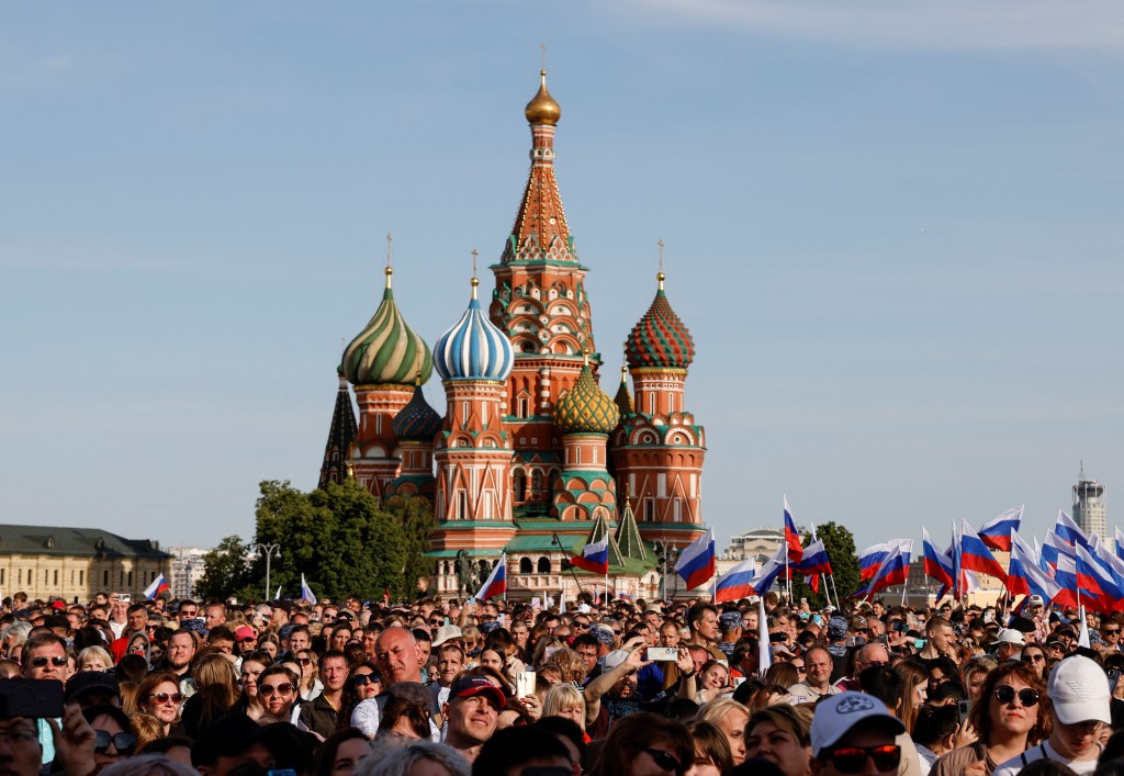 俄羅斯大批市民上街慶祝國慶。路透社