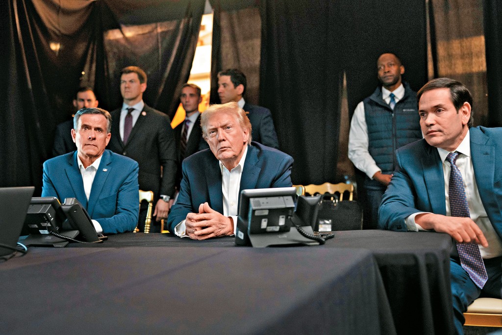 特朗普（中）与中情局局长拉特克利夫（左）、国务卿鲁比奥(右)等官员，实时观看美军在委内瑞拉的行动。