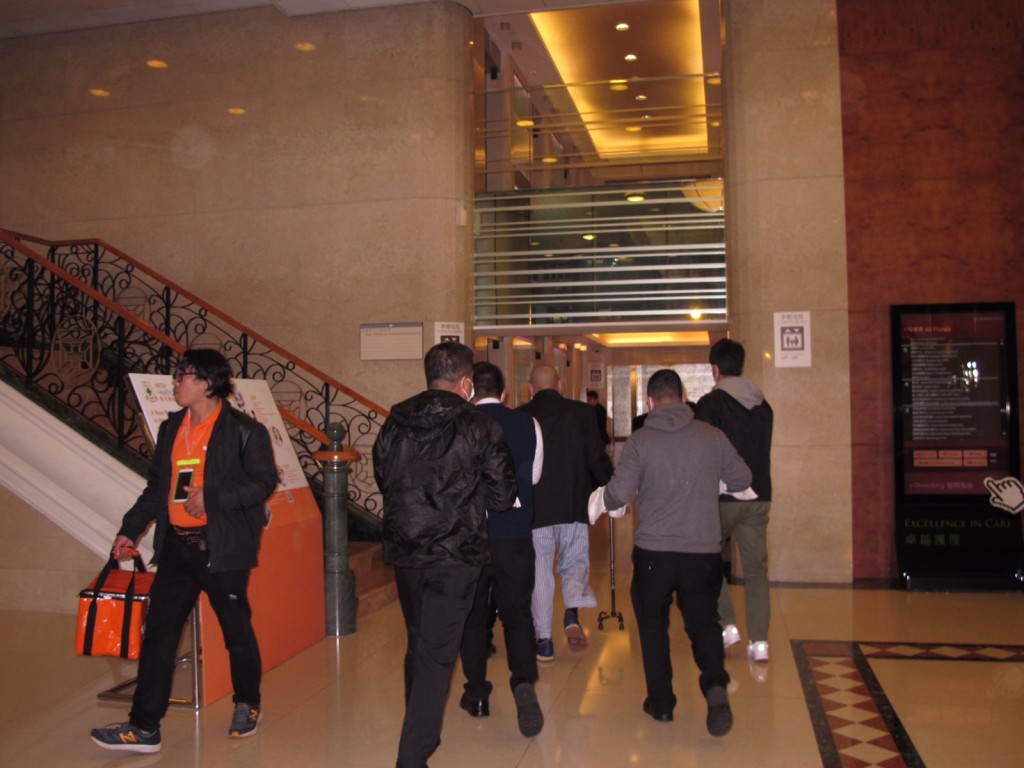 一行人快步進入升降機。