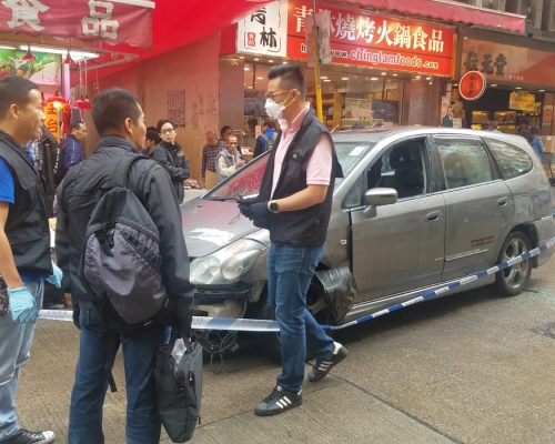 一批探員重返現場搜證。 歐陽偉光攝