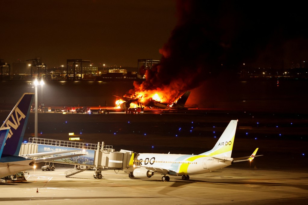 日航客机降落时疑与海上保安厅飞机碰撞，随即起火。路透社图片