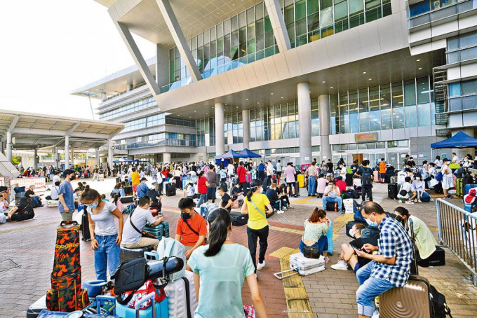 深圳灣口岸在年三十至年初四間，會延長至24小時服務。