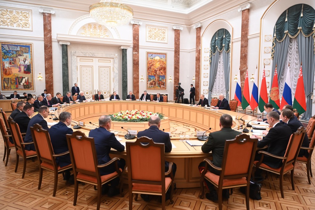 普京和卢卡申科于19日抵达白俄罗斯明斯克举行会谈。AP