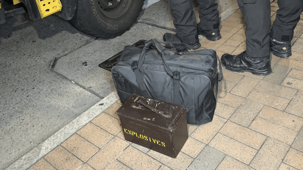 爆炸品處理課人員將煙彈放入鐵盒內帶走。蔡楚輝攝 爆炸品處理課人員將煙彈放入鐵盒內帶走。蔡楚輝攝