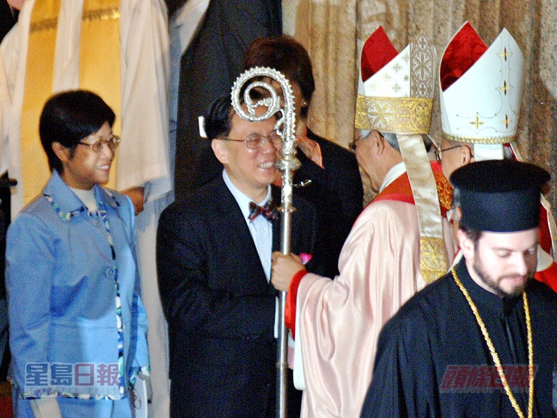 時任特首的曾蔭權出席陳日君的祈福彌撒。資料圖片