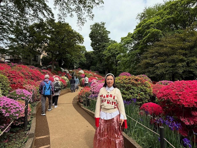 花海前合影本應是件樂事,但照片中可以看到汪明荃不論是獨照,或與周奕瑋並肩而立的合照,始終眉頭深鎖面色凝重,而且毫無笑容,與周遭盛放的鮮花形成強烈對比。 花海前合影本應是件樂事,但照片中可以看到汪明荃不論是獨照,或與周奕瑋並肩而立的合照,始終眉頭深鎖面色凝重,而且毫無笑容,與周遭盛放的鮮花形成強烈對比。