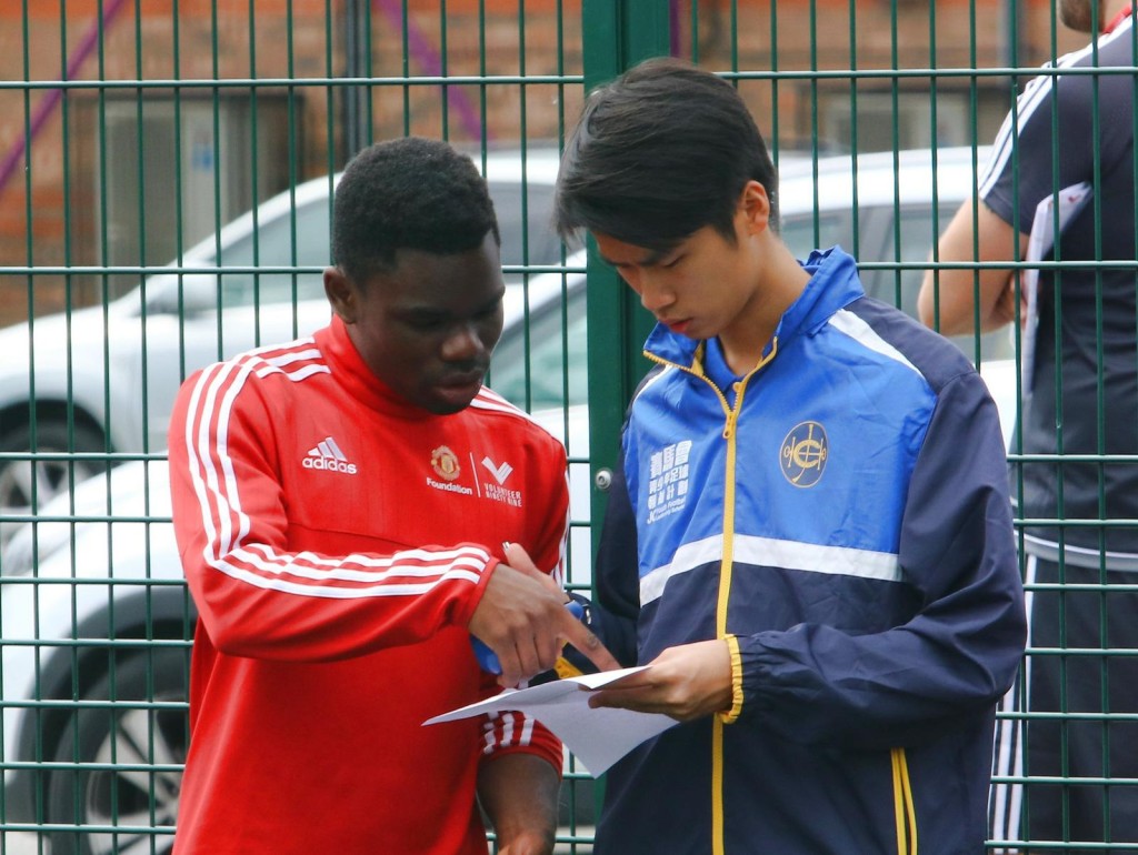陳震愿與曼聯青訓成員合作。