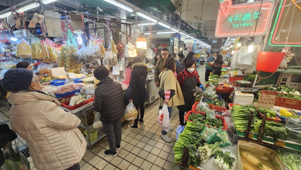 九龍城街市人頭湧湧。徐裕民攝