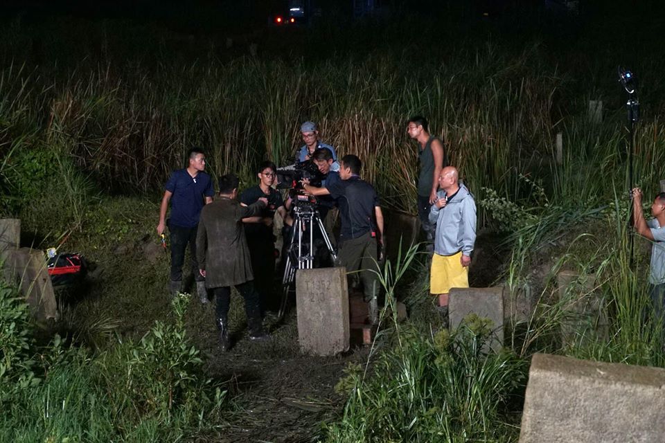 工作人员拍摄之余要防蚊避登革热。