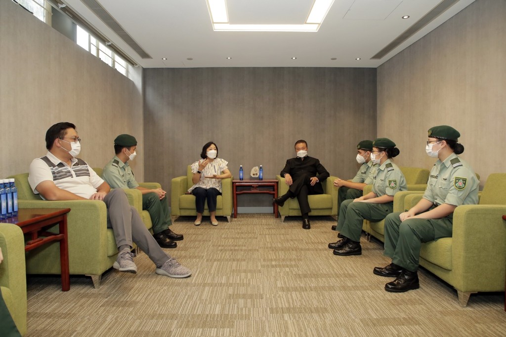 麥美娟（左三）及梁宏正（左一）與總會的青少年成員交流。政府新聞處圖片