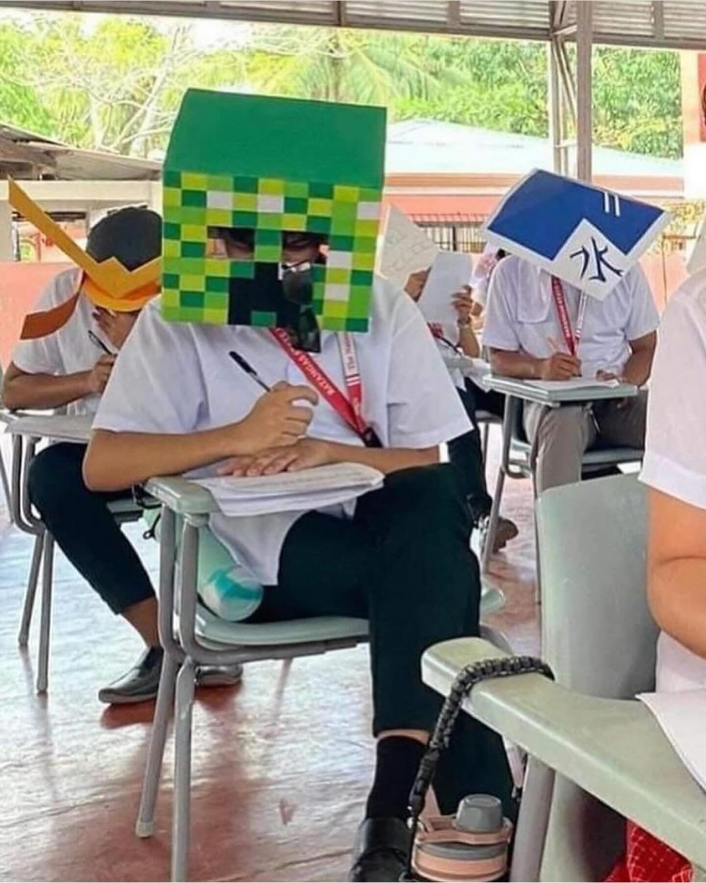 近期在菲律宾南部的一所大学里，学生们竟然戴着愤怒鸟、比卡超、电锯人、苦力怕等卡通人物头套考试，在该国引起关注。starworldlab IG