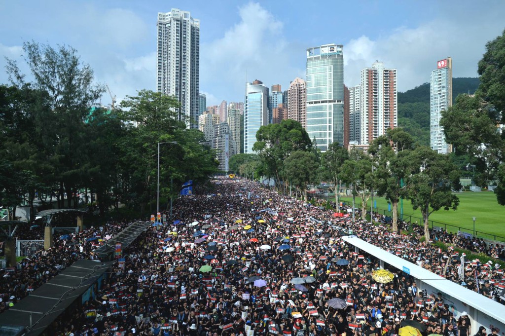 有遊行市民滯留維園遲遲未出發。