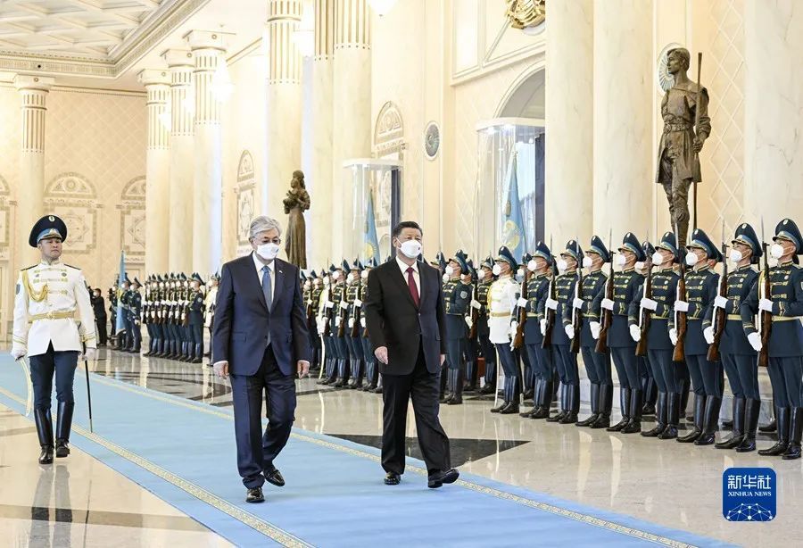 哈薩克斯坦總統親自陪同習近平。新華社圖片