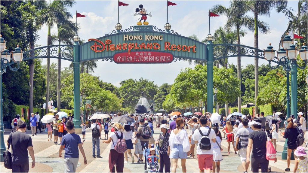 深圳市民李小姐興奮地說，想來港去迪士尼玩！資料圖片