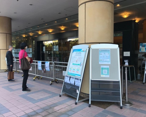 圖書館貼出「安心出行」二維碼。