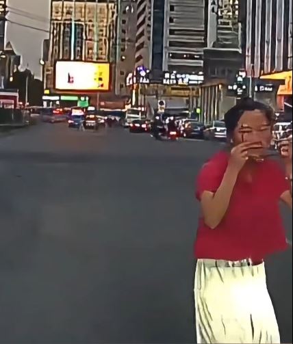 甘肅好心女司機下車扶老伯過馬路，卻被對方反手打飛了眼鏡。抖音＠中外觀察