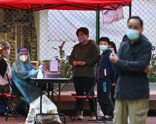 東頭二邨居民接受檢測。