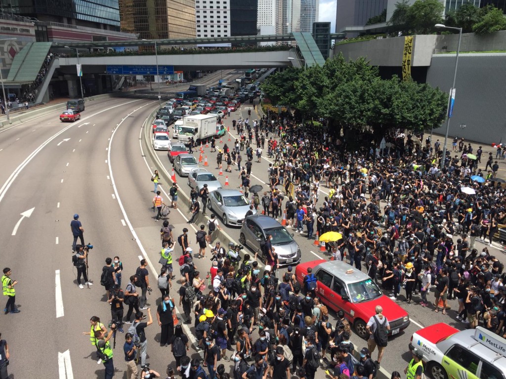 示威者佔據夏慤道東西行車線。