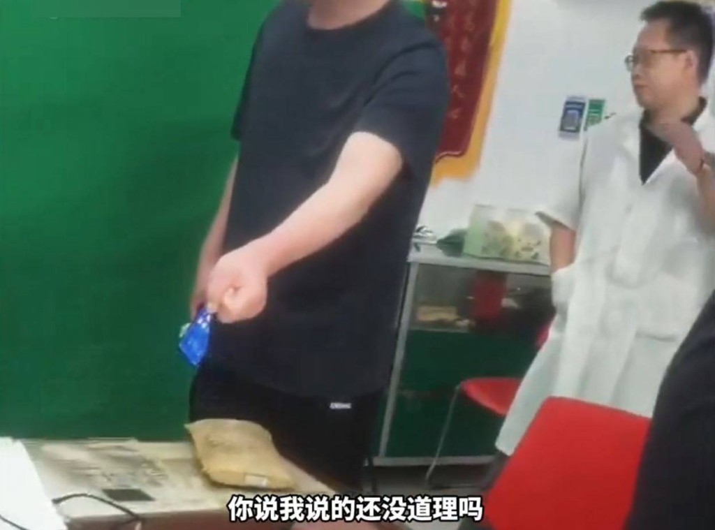 中年漢(左)以把脈被留下指甲印為由，吵鬧著要中醫賠償2000元人民幣。抖音＠LVGAOLI 