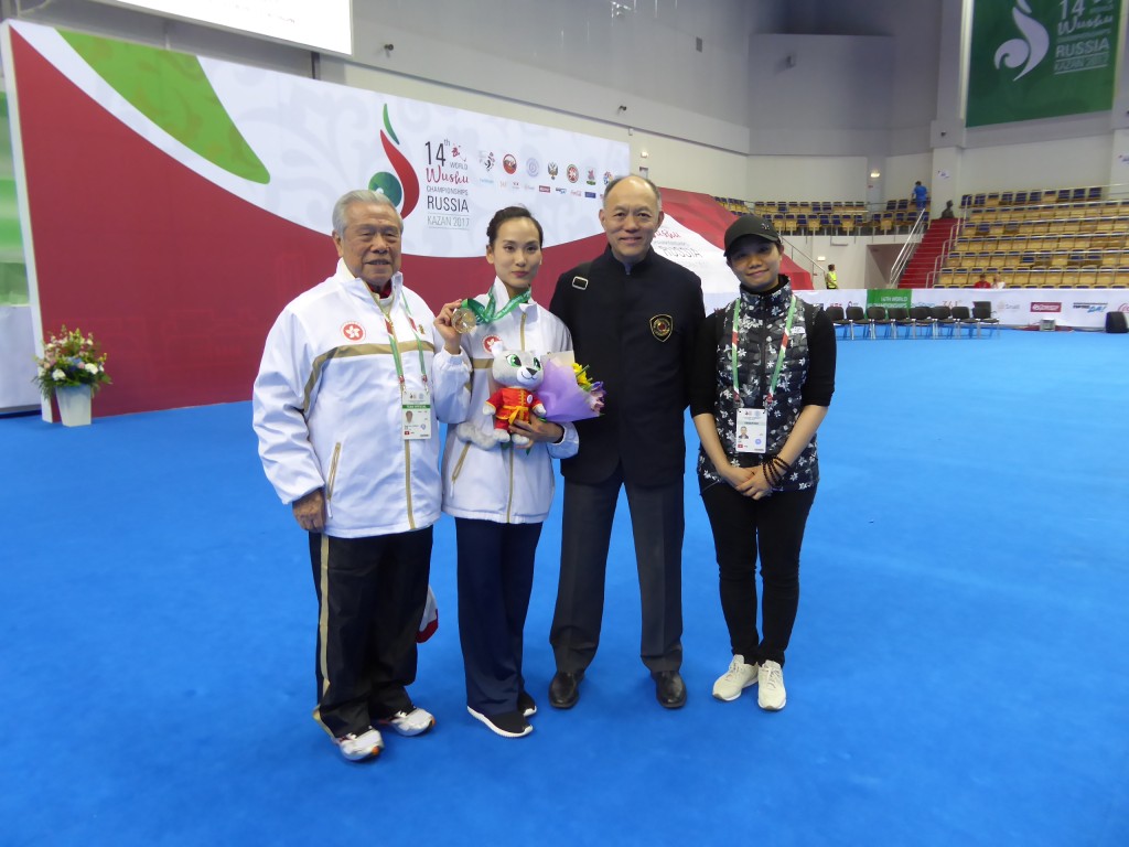 2017年俄羅斯世界武術錦標賽，香港選手陳穗津（左二）奪下了女子太極劍項目金牌。