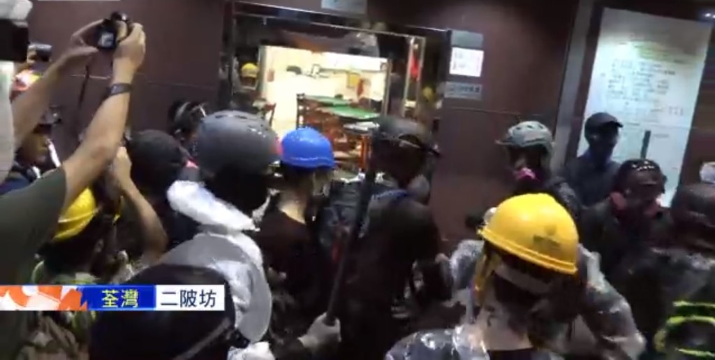 示威者打爆麻雀館玻璃要求「福建人」出來。NOW截圖