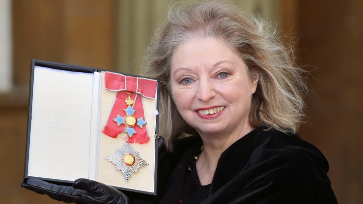 曼特爾2015年獲時任皇儲查理斯在白金漢宮頒授CBE勳銜。路透社資料圖片