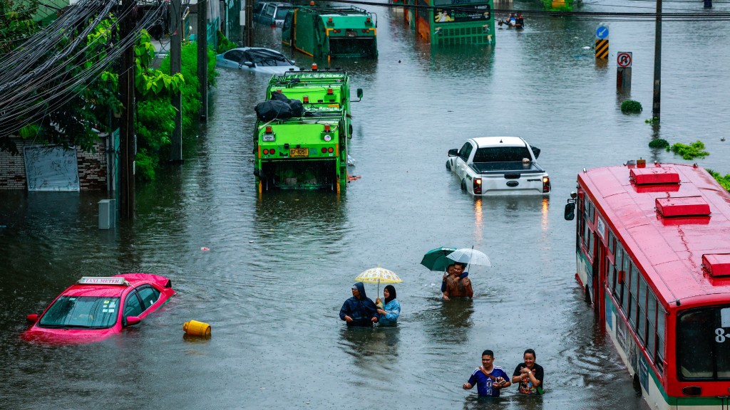 曼谷暴雨成灾全市进入灾害状态 逾8.4万人受影响 中国驻泰使馆吁防洪。路透社