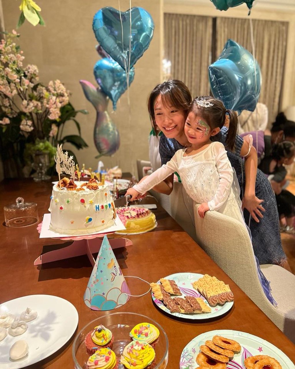 李美慧囡囡3岁生日时，似在家中庆祝。 ​  ​
