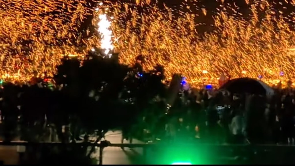 劇情以2040元旦的香港煙花慶典為背景，因此劇組不斷在現場大放煙火。
