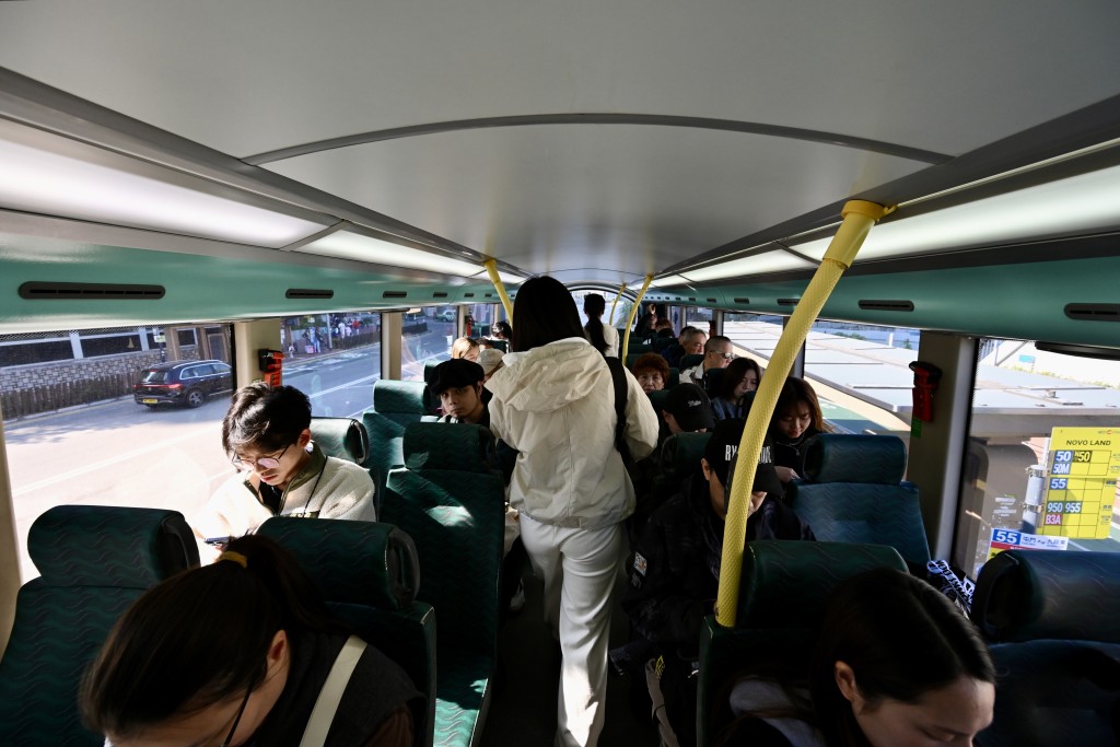 乘客遵守規則戴上安全帶。