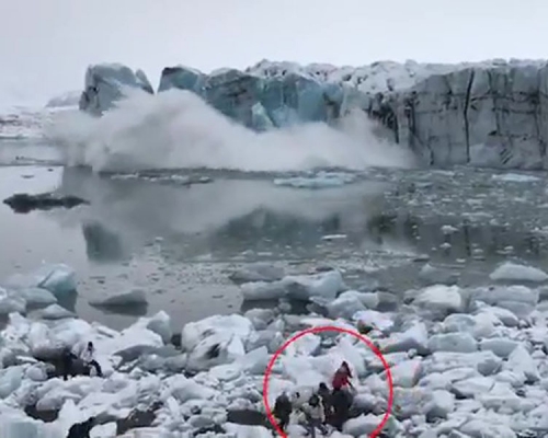冰山突崩塌掀巨浪，遊客見證大自然的威力。（網圖）
