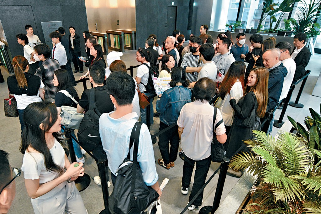 大圍柏傲莊III昨首輪推售88伙，吸引大批準買家到場等候揀樓。