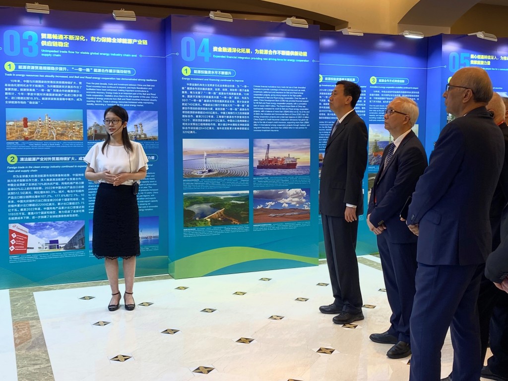 謝展寰（右二）與國家能源局副局長任京東（右三），以及其他國家代表一同參觀會場特設的「一帶一路」能源合作十周年主題展覽。（政府新聞處）
