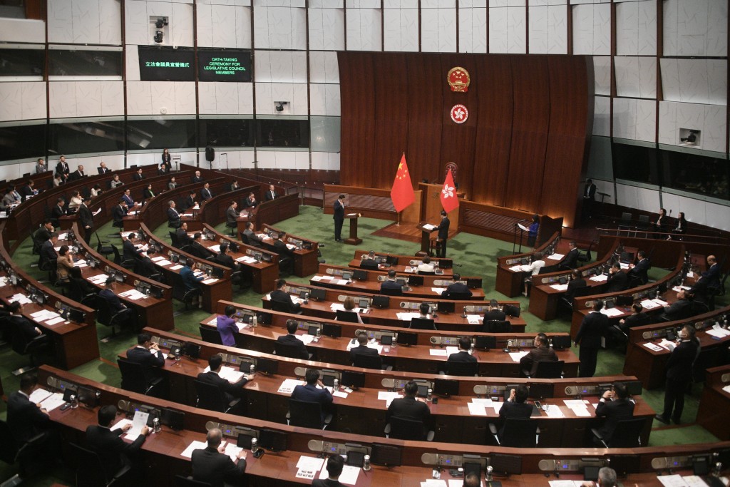 90名議員逐一宣誓。
