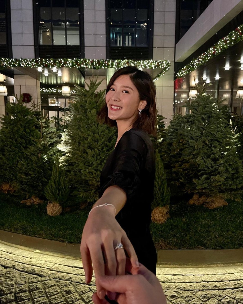 Jennifer在老公視覺下最甜蜜幸福。