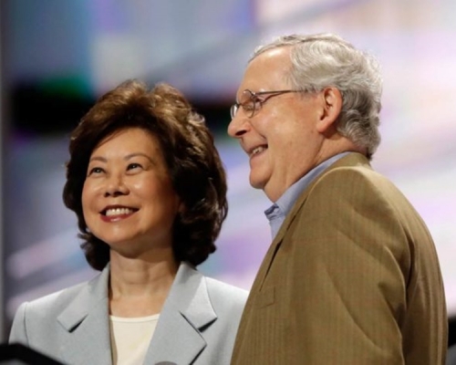 赵小兰(左)与麦康奈尔本。AP