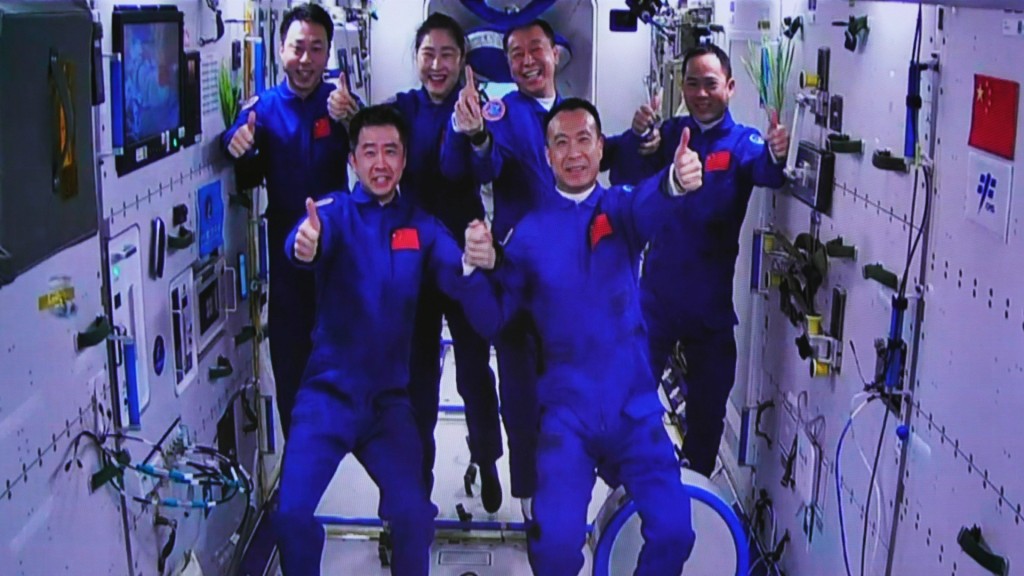 兩個太空人乘組首次實現「太空會師」。新華社