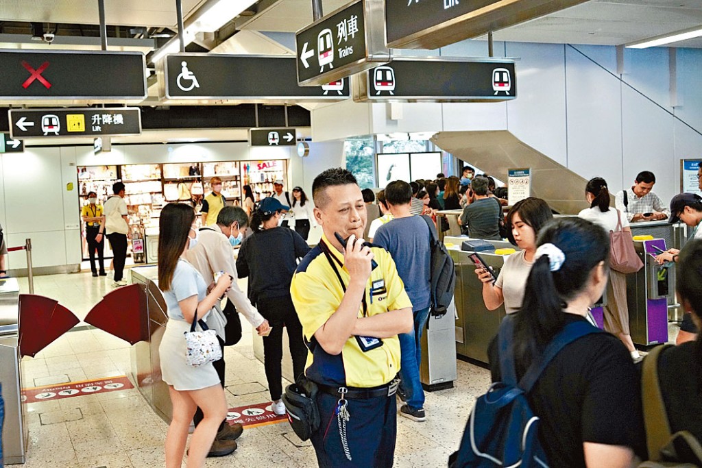 港铁加派人手在站内驻守，打击乘客逃票及滥用乘车优惠。