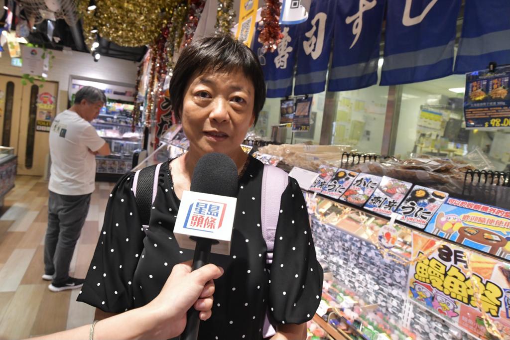 谭太赶于禁令实施前到超市购买海胆，「今日系我最后一日食日本嘢」。禇乐琪摄