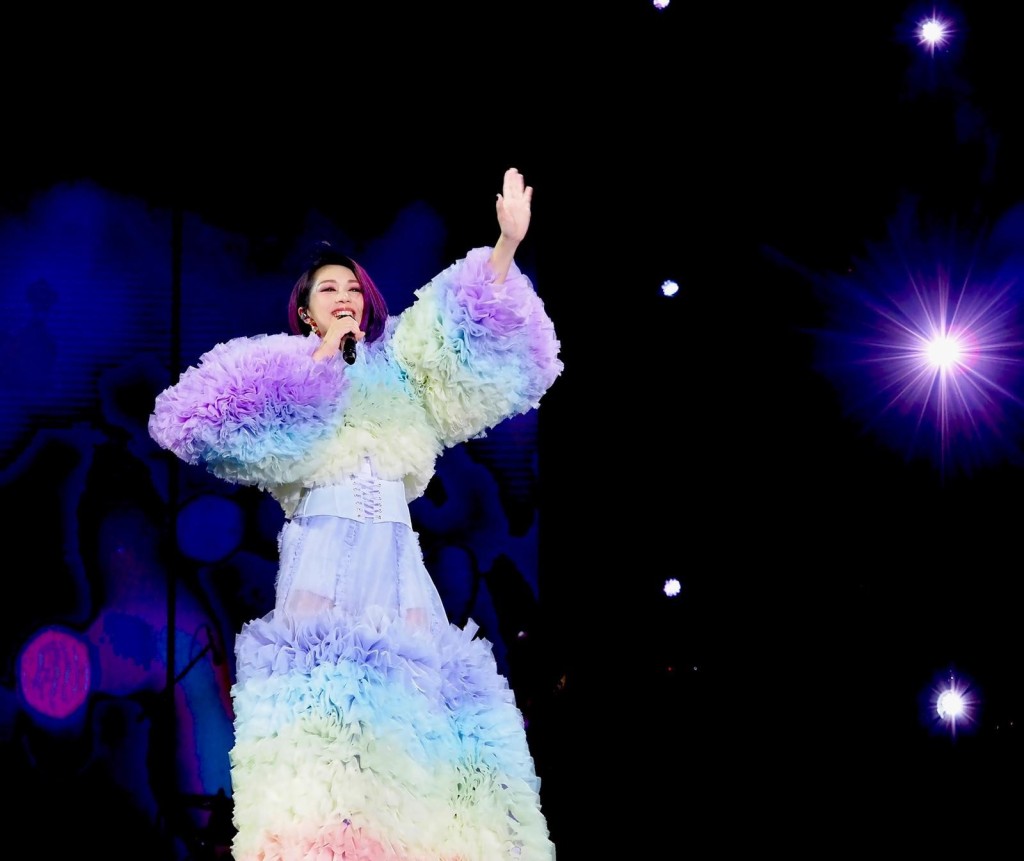 楊千嬅開演唱會都一定有紫色表演服。