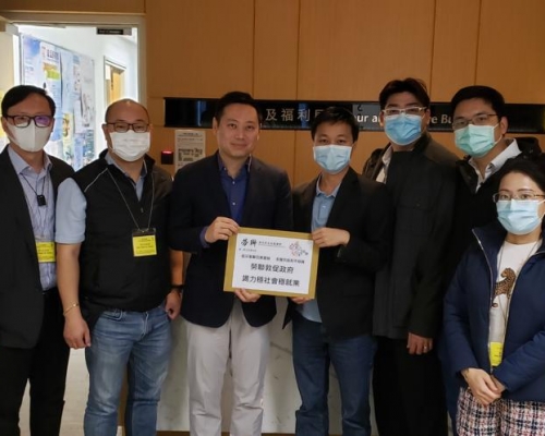 勞聯飲食業工友代表何仁清(右一),旅遊業工友代表葉志偉(左一)、向勞福局副局長要求政府盡快向工友推出現金紓困措施及協助企業搬購防疫保護物資。