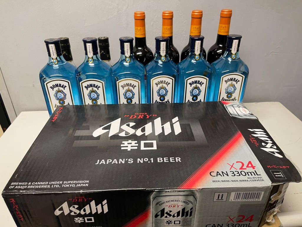 警方搗尖沙咀冚無牌吧行動中檢獲的烈酒及啤酒。警方圖片