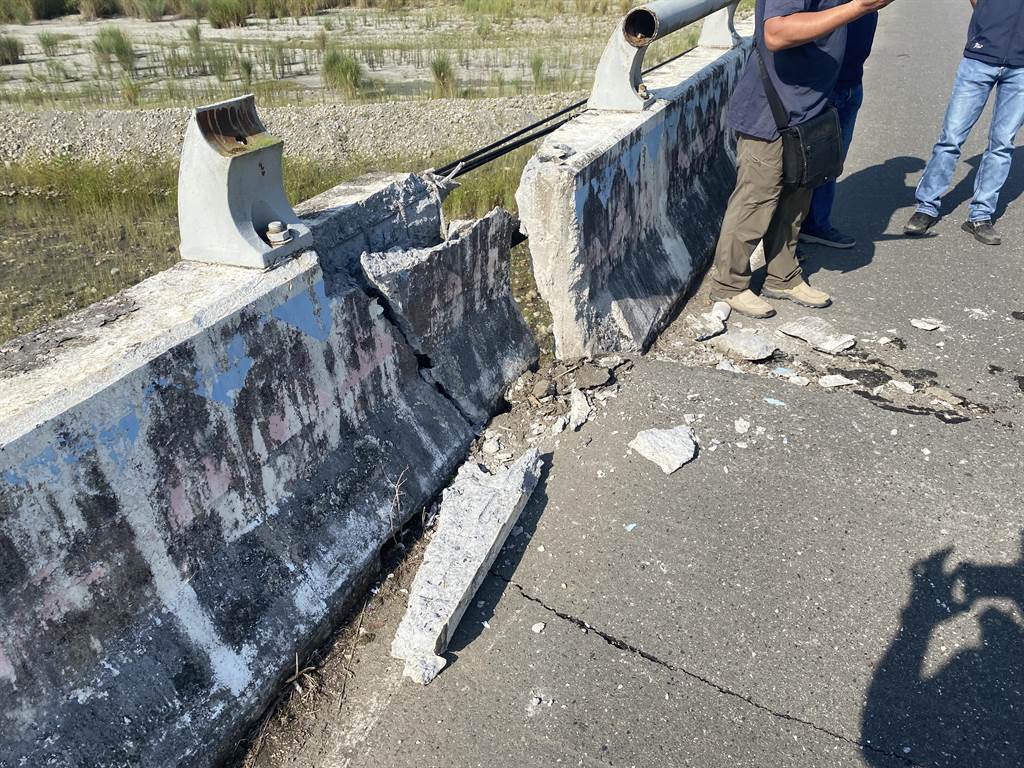 鹿野的宝华大桥桥面地震后出现错位断裂。网上图片