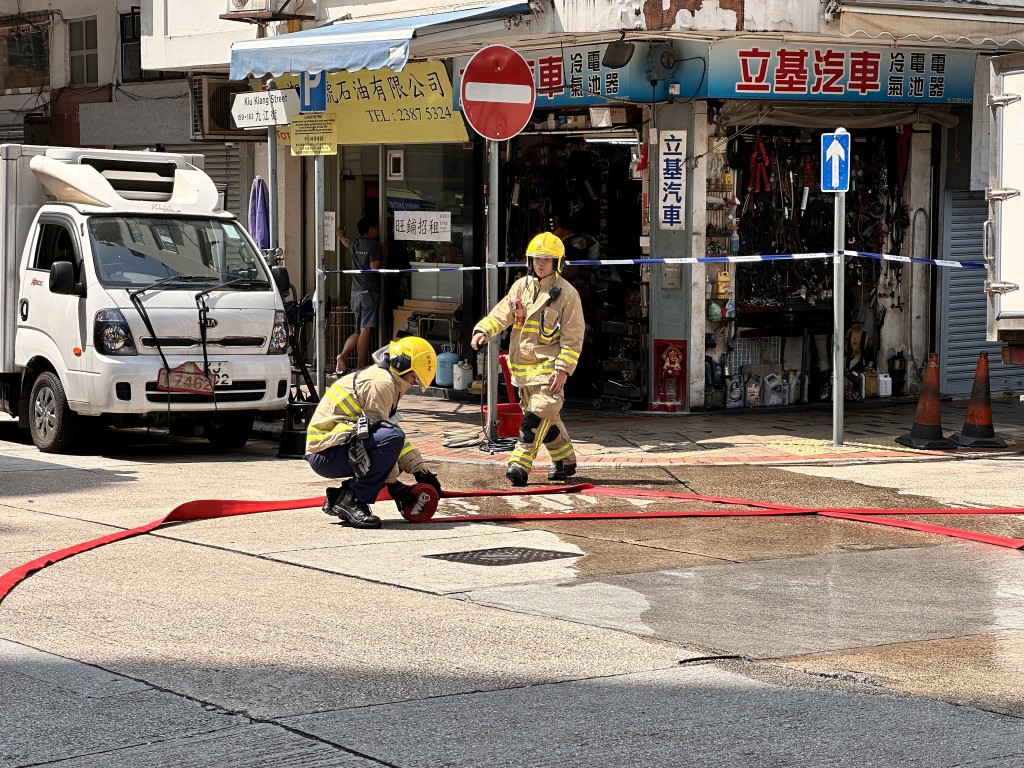 消防到場將火撲熄。梁國峰攝