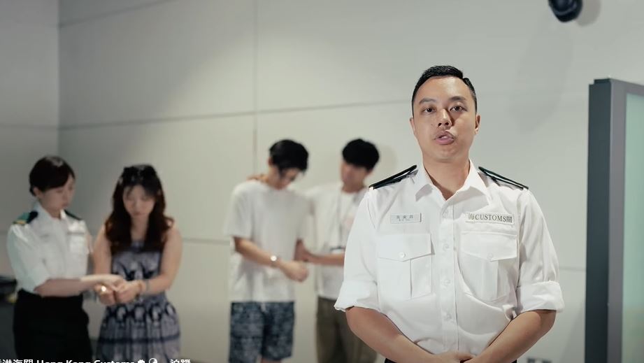 海關勸喻勿貪小便宜帶行李運毒。