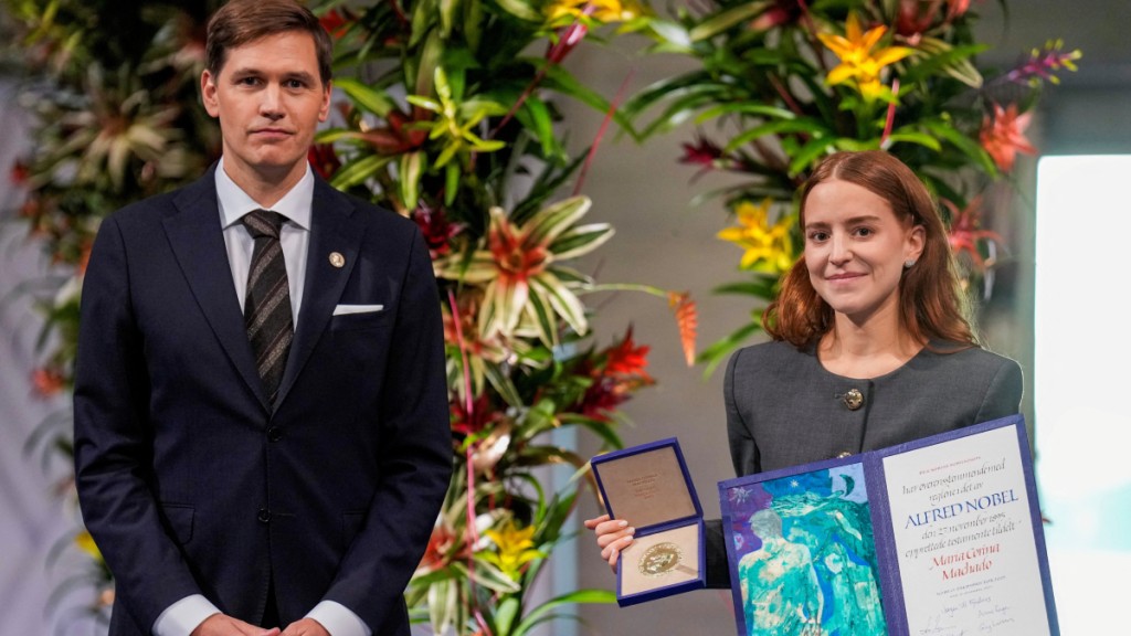 馬查多的女兒安娜．馬查多（Ana Corina Sosa Machado）將代母親領諾貝爾和平獎。路透社