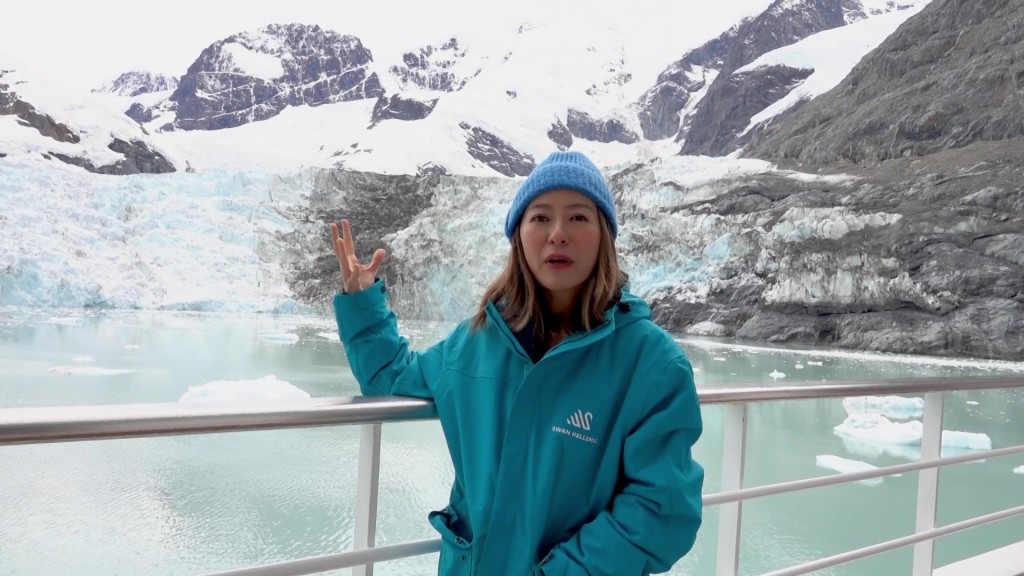 參觀冰川的梁芷珮感嘆大自然的奧妙。