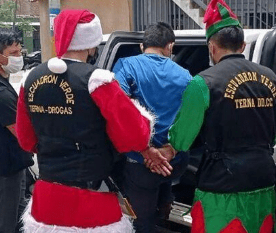 去年耶诞节前夕，利马的警察又是装扮成耶诞老公公和助手小精灵，成功拘捕贩毒集团疑犯。